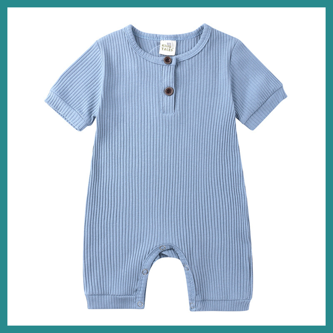 Barboteuse Mixte – Un indispensable de la garde-robe estivale de bébé, alliant confort, style et praticité.