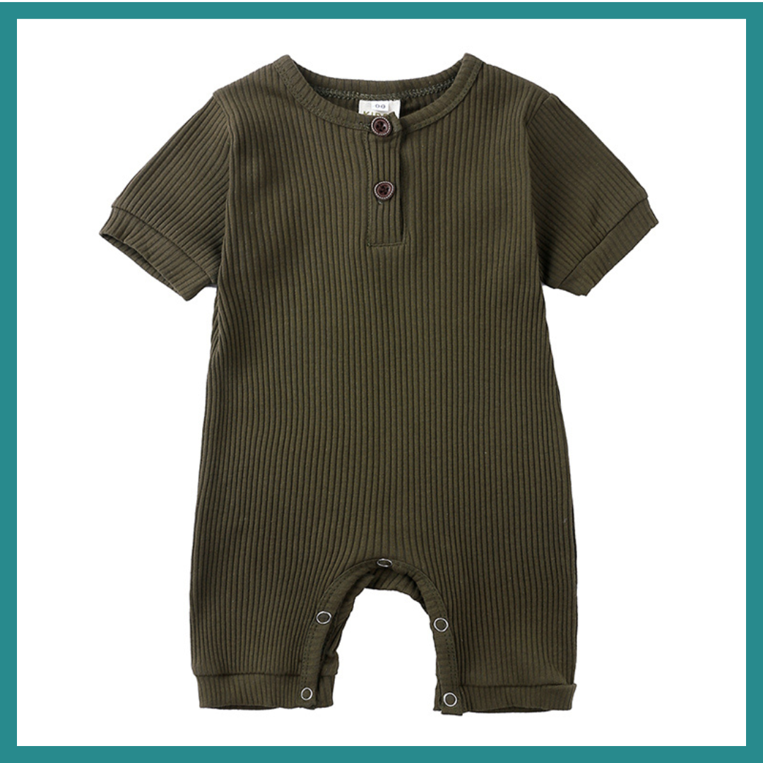 Barboteuse Mixte – Un indispensable de la garde-robe estivale de bébé, alliant confort, style et praticité.