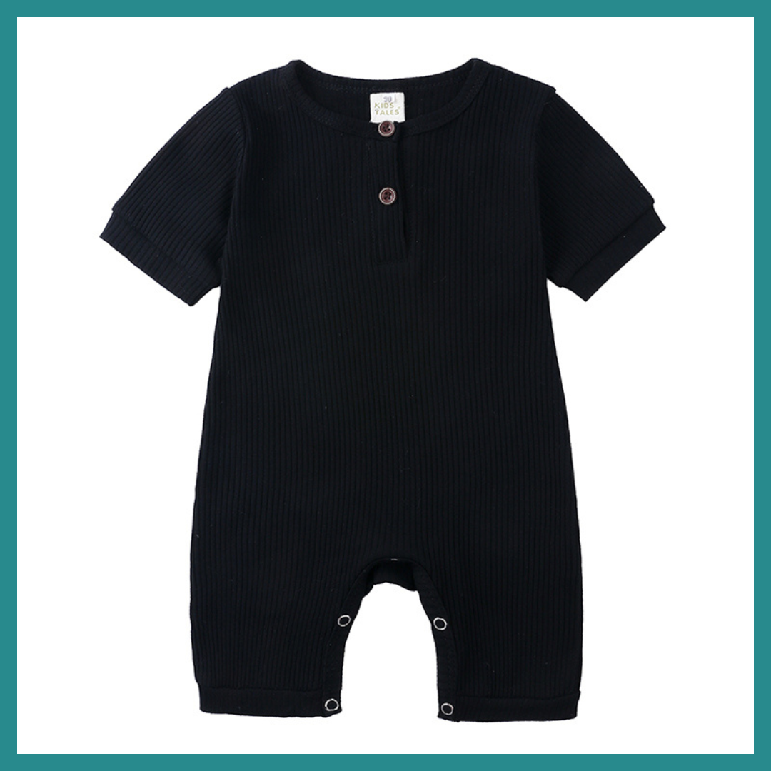 Barboteuse Mixte – Un indispensable de la garde-robe estivale de bébé, alliant confort, style et praticité.