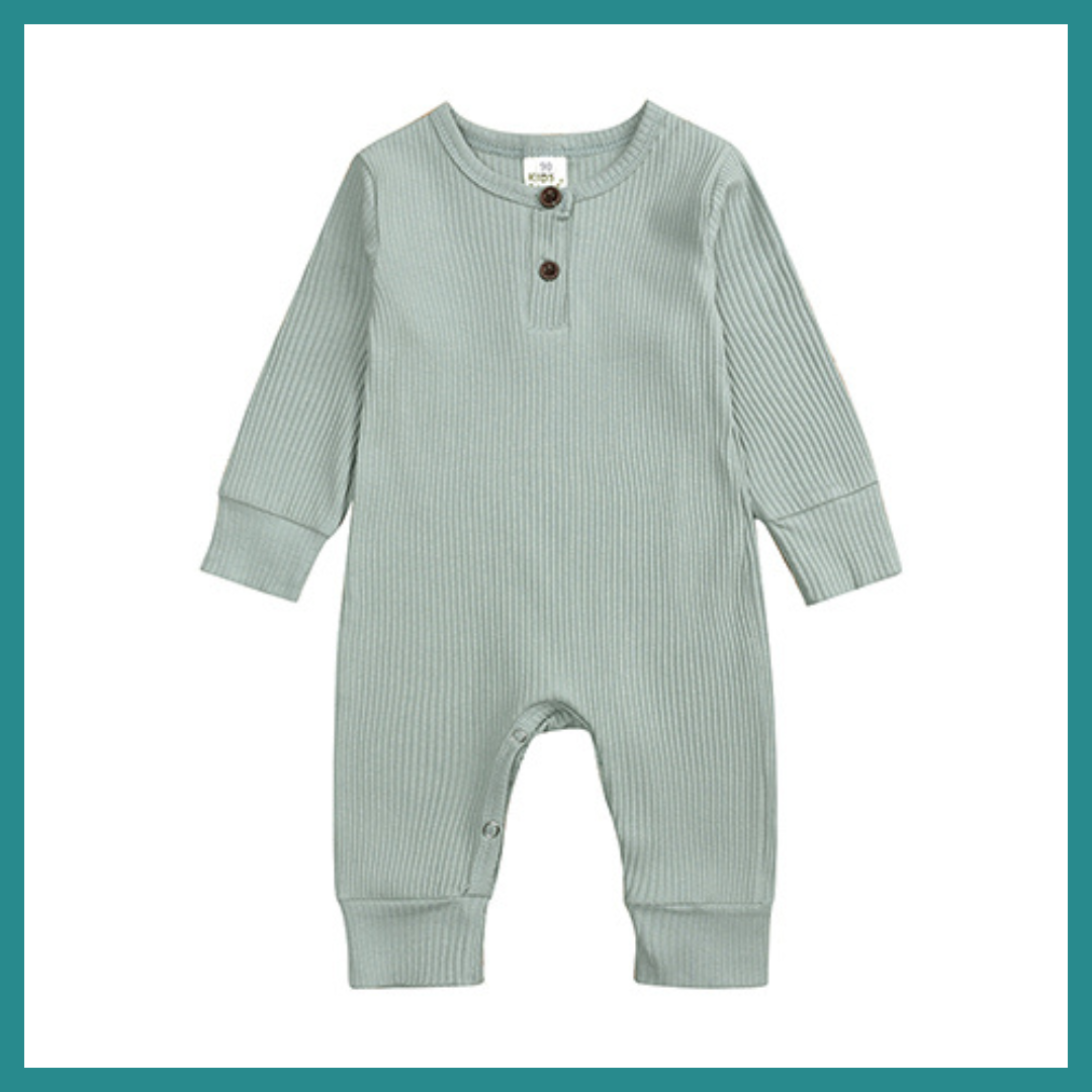 Barboteuse Mixte – Un indispensable de la garde-robe estivale de bébé, alliant confort, style et praticité.